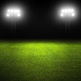 Fényárban úszó éjszakai sportpálya