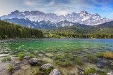 Hegyi tó panoráma a természet ölelésében
