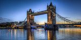 London ikonikus Tower Bridge naplementében