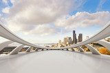 Modern városi panoráma a híd íveivel
