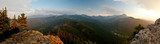 Naplementés hegyvidéki panoráma