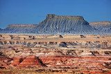 Sivatagi kőzetformák és fennsík látvány