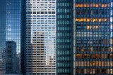 Üvegfelületek és éjszakai fények városi panorámája